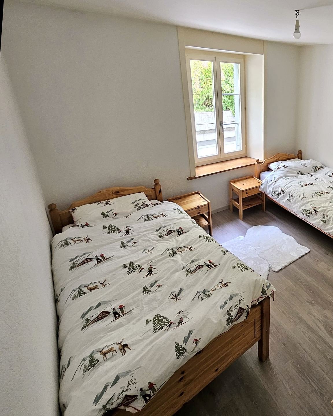 Lit en bois miel près de la fenêtre de la chambre